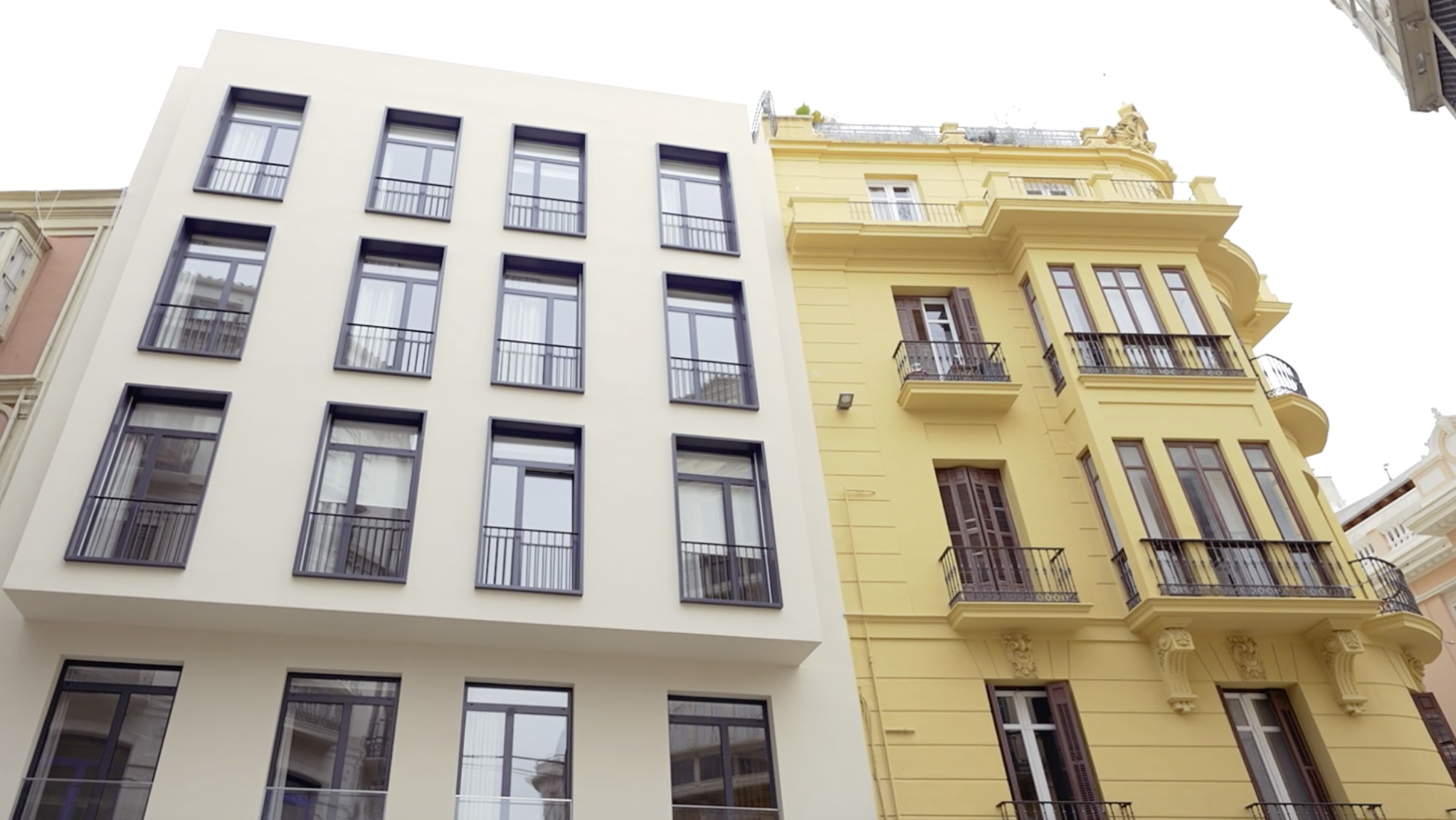 Dos soluciones de aerotermia distintas en un mismo edificio de alojamientos turísticos en Málaga