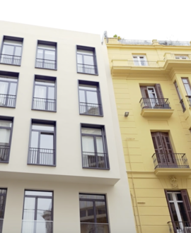 Dos soluciones de aerotermia distintas en un mismo edificio de alojamientos turísticos en Málaga